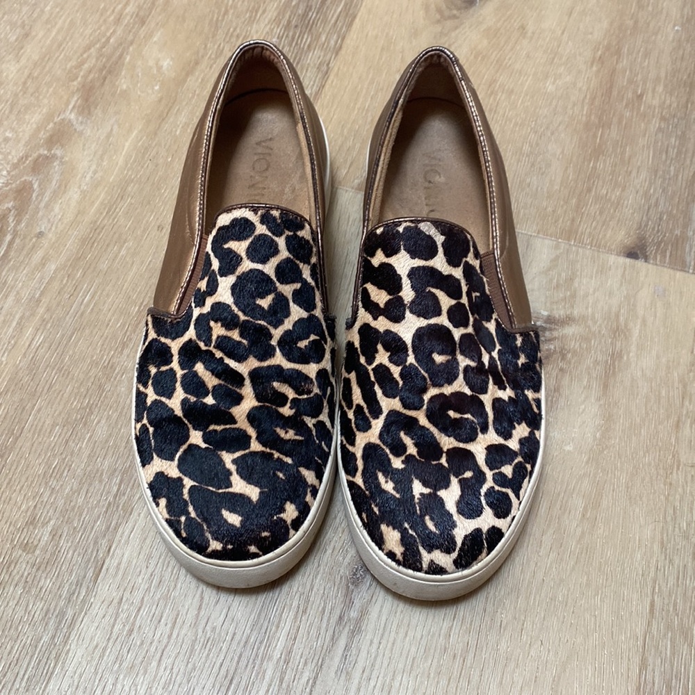 Vionic leopard sneakers size 6